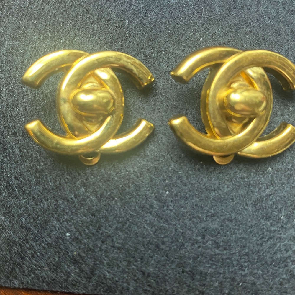 CC Turnlock Clíp Earrings